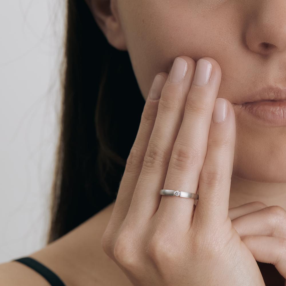 pierścionek solitär złoto białe 750/18 K Diament 0.06 ct, w-si